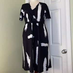 Black & white midi lightweight polyester dress with abstract print & self belt